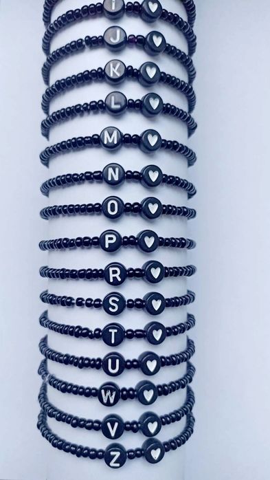 Bransoletka z inicjałem czarna #handmade