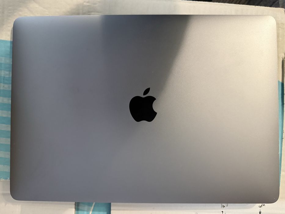 Продам macbook air M1 8/256gb