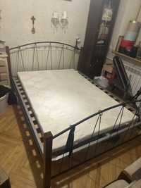 Кованная кровать с деревянными ламелями