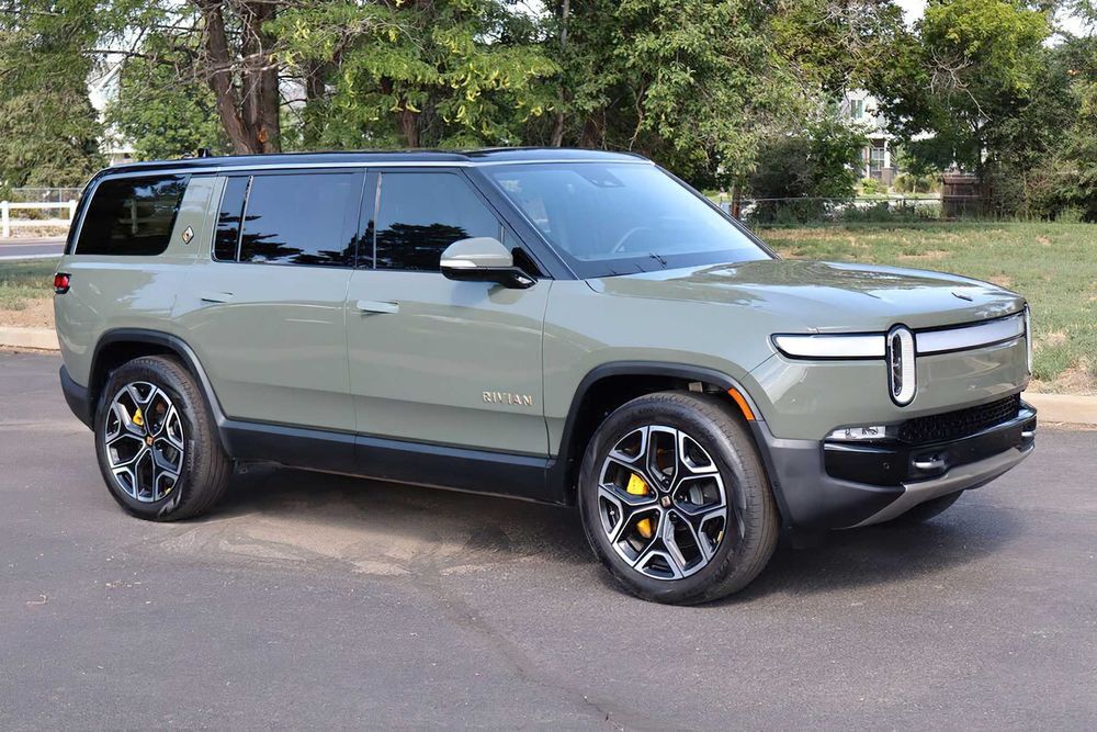 Rivian R1S      2022