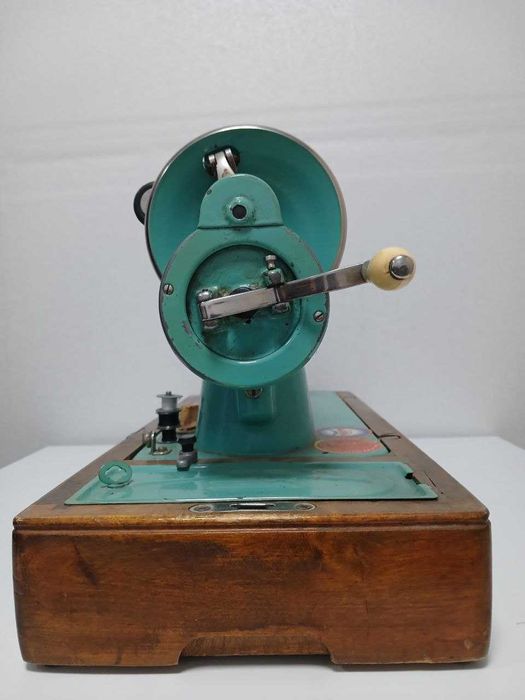 Ручная швейная машинка Подольск (полностью рабочая) в оригин. футляре