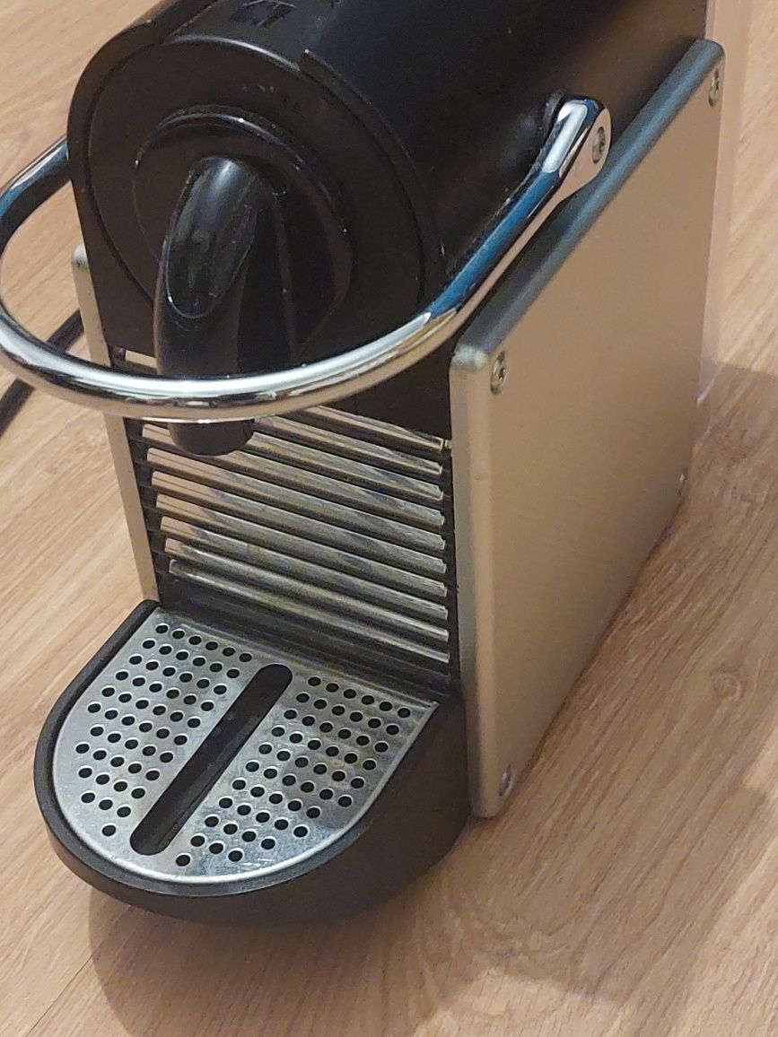 Máquina de Café DELONGHI Nespresso Pixie EN124S Inox