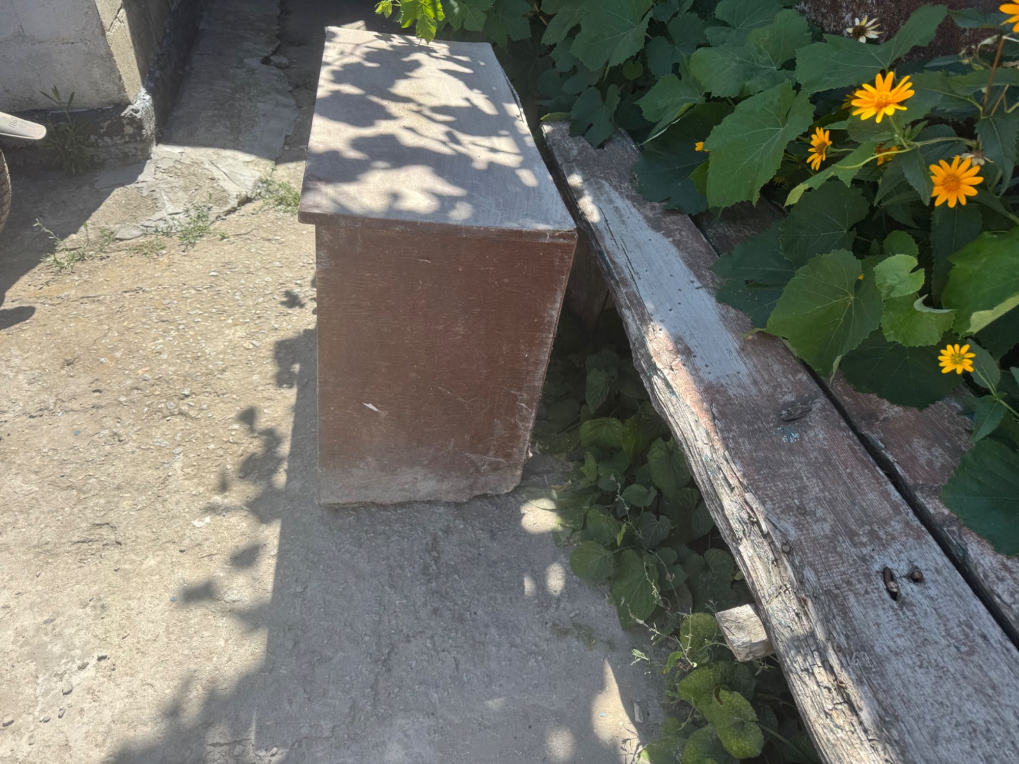 Віддам тумбу і трохи будівельних матеріалів