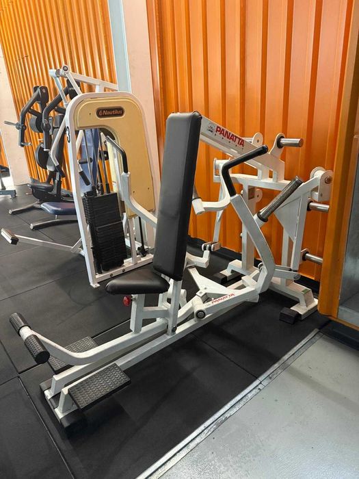 Maquina de musculação de peito panatta