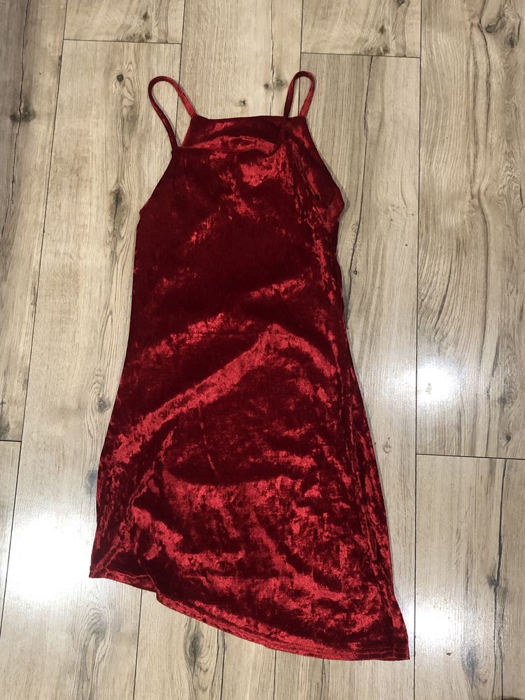 Червона оксамитова сукня