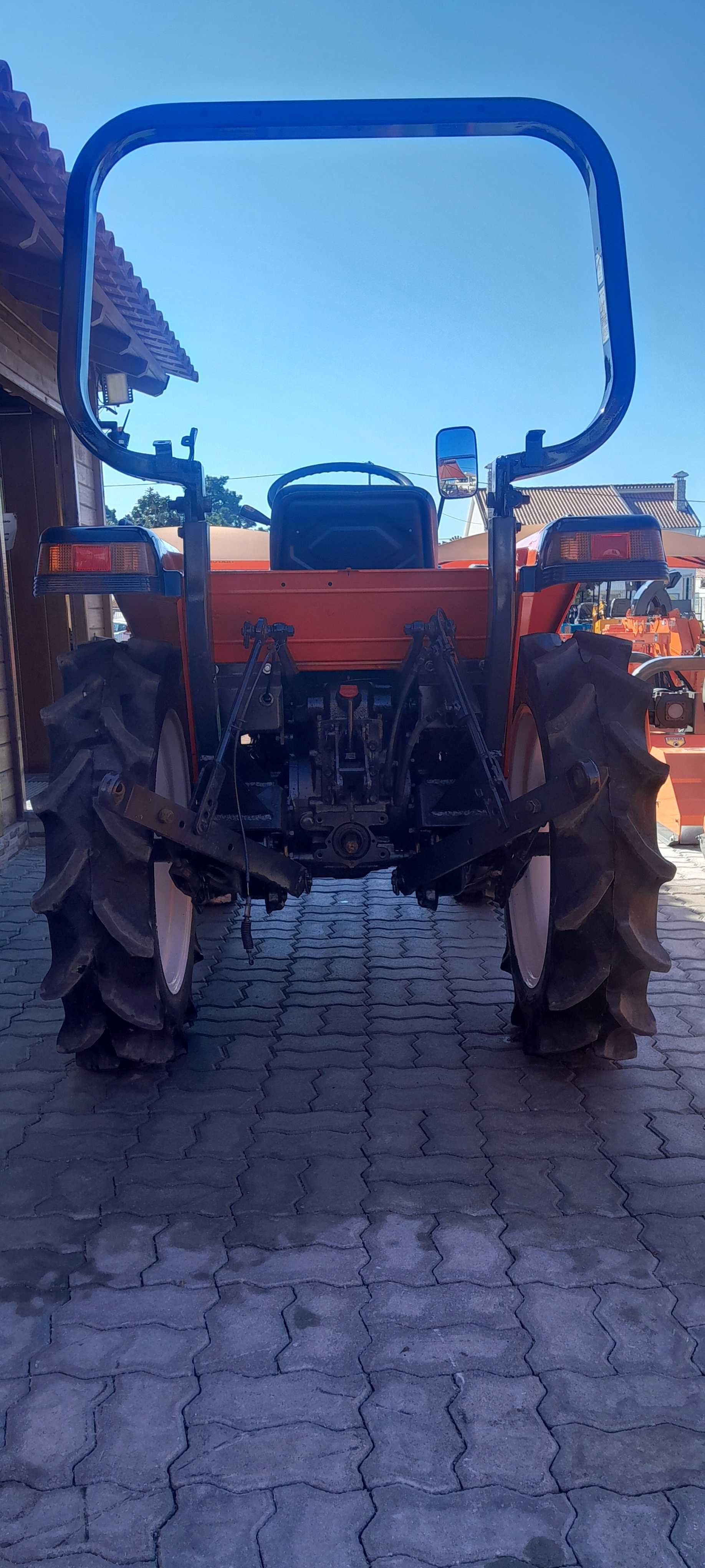 Kubota GL 200 4x4/ 3 cilindros  27 cavalos/ INVERSOR