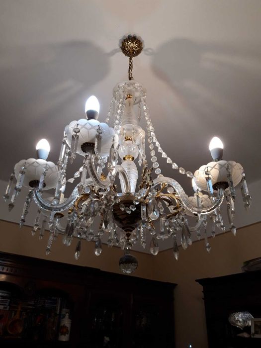 Candeeiro de cristal e porcelana com mais de 80 anos