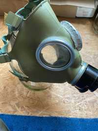 Wojskowa maska przeciwgazowa wraz z torbą i filtrem