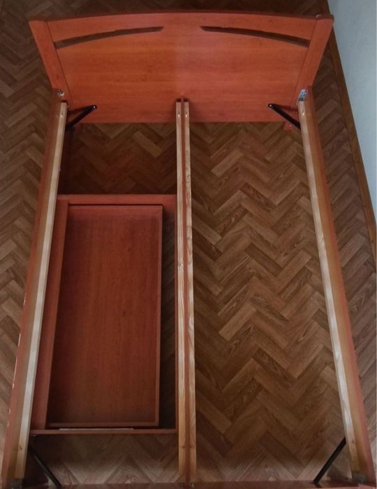 Продам деревʼяне ліжко