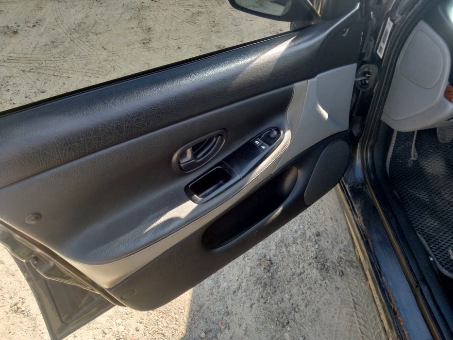 Продаю Пежо, машина їздить що дня, масла не бере ,