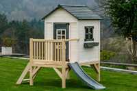 Drewniany domek ogrodowy dla dzieci z podestem