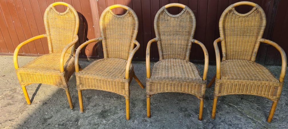 Krzesla rattanowe 4 sztuki. Możliwość pietrowania z podlokietnikami
