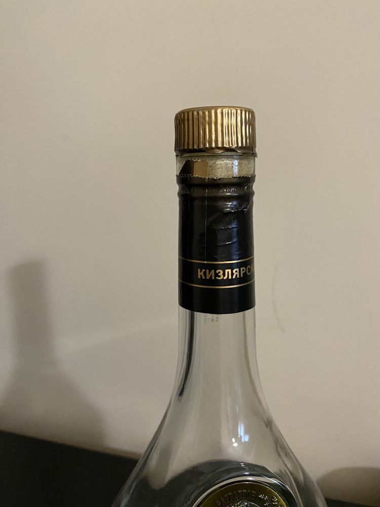 Пустые бутылки из-под коньяка