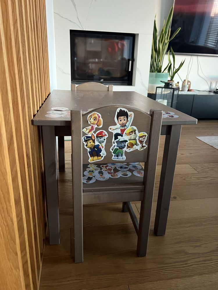 Stolik drewniany i dwa krzeselka ikea