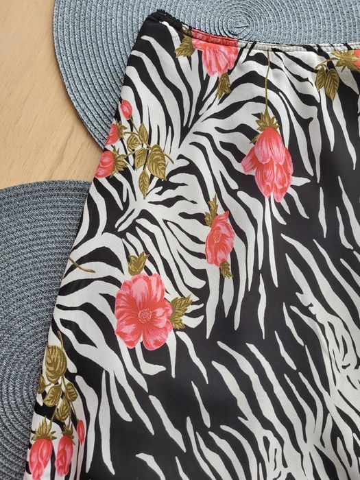 Spódnica dziewczęca za kolano biało-czarna, kwiaty, podszewka, na gumk