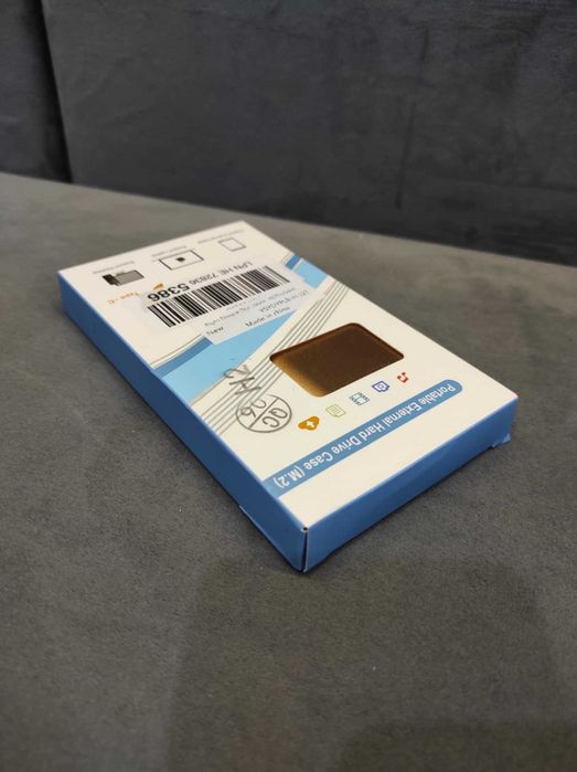 Dysk zewnętrzny HDD 2TB z kablem.