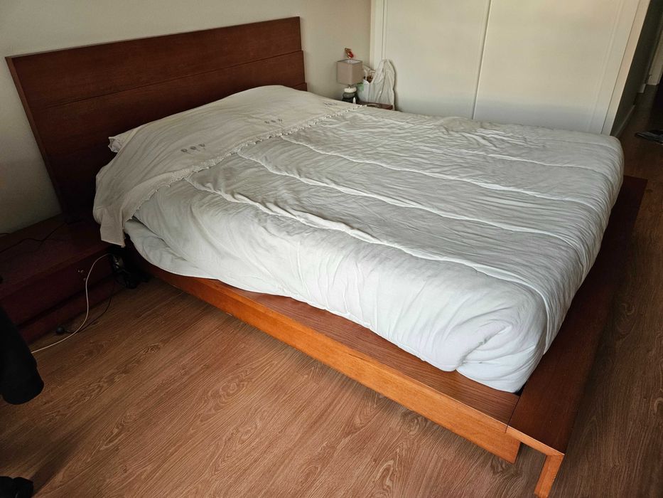 Cama casal e mesas cabeceira - madeira