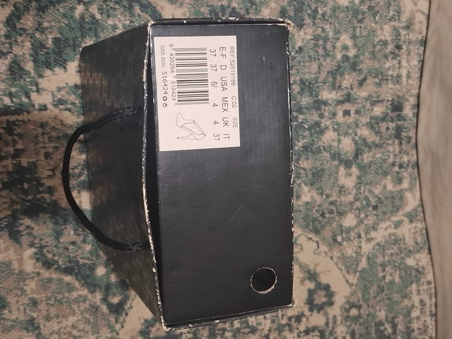 Botins de pele e salto fino