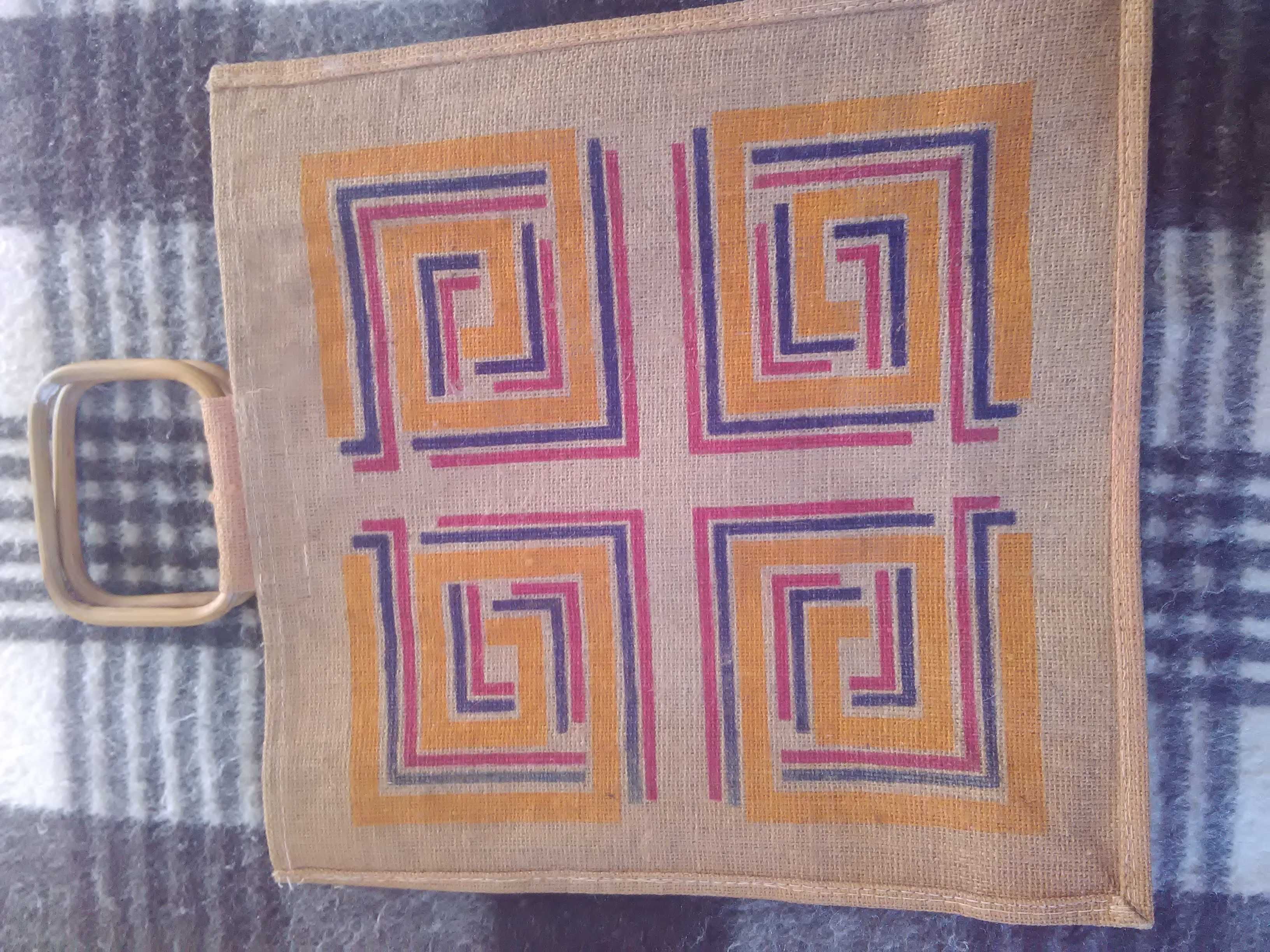 Saco vintage com pegas de madeira