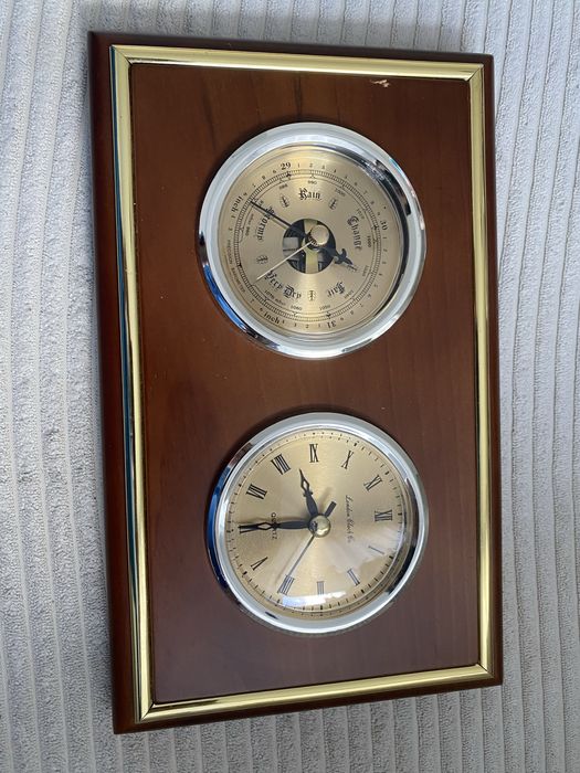 Zegar okrętowy i barometr na desce