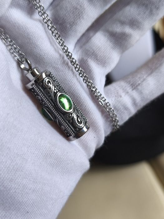 Colar com depósito secreto em aço inoxidável Novo.