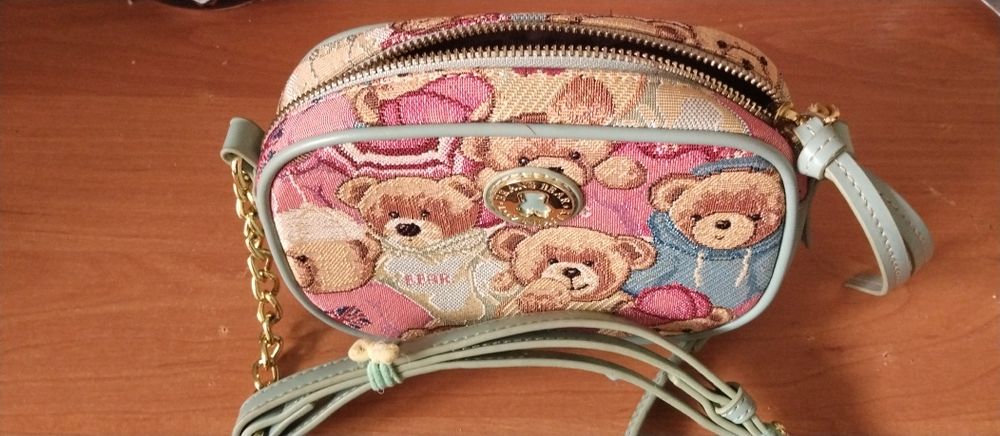 Сумка-кроссбоди с принтом плюшевых мишек.