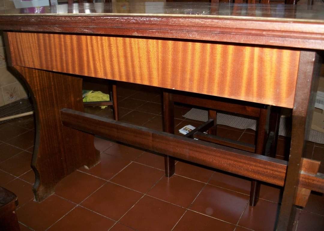 Mesa e 4 cadeiras