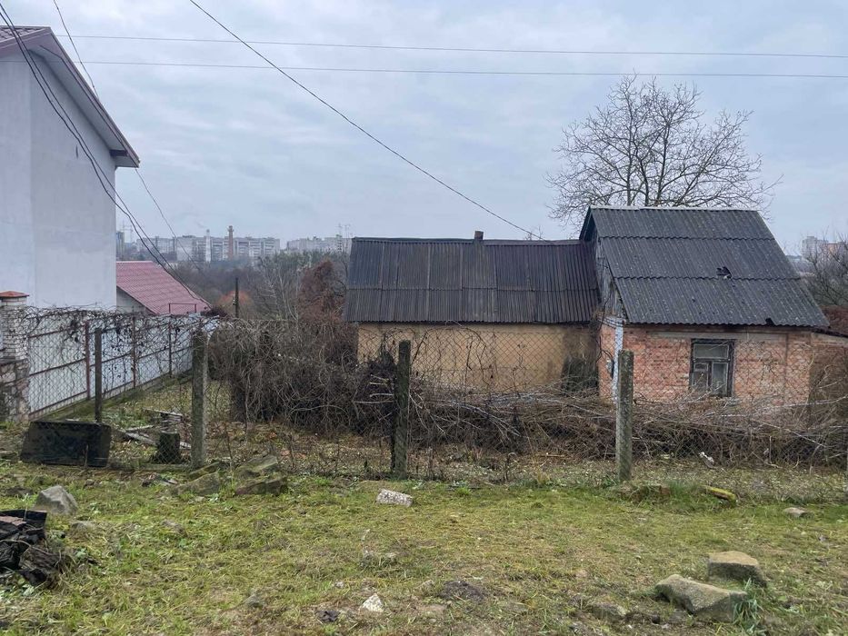 Земельна ділянка по вул. Свободи з будинком під реконструкцію