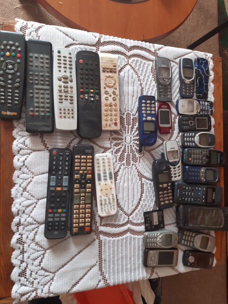 Stare aparaty fotograficzne telefony komórkowe  i piloty