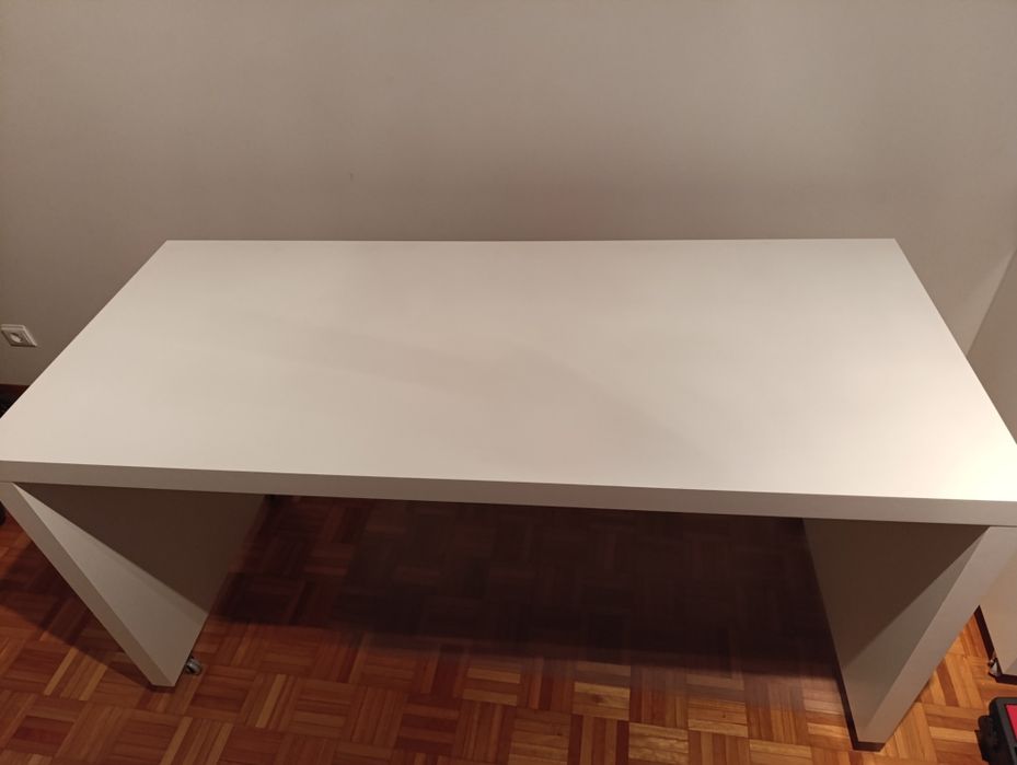 Secretária com rodinhas