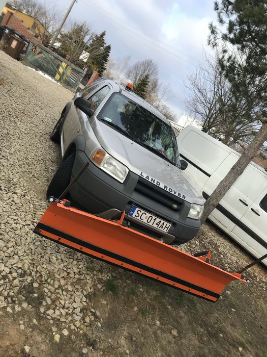 Land rover freelander z pługiem do odśnieżania ( odśnieżanie , zima)