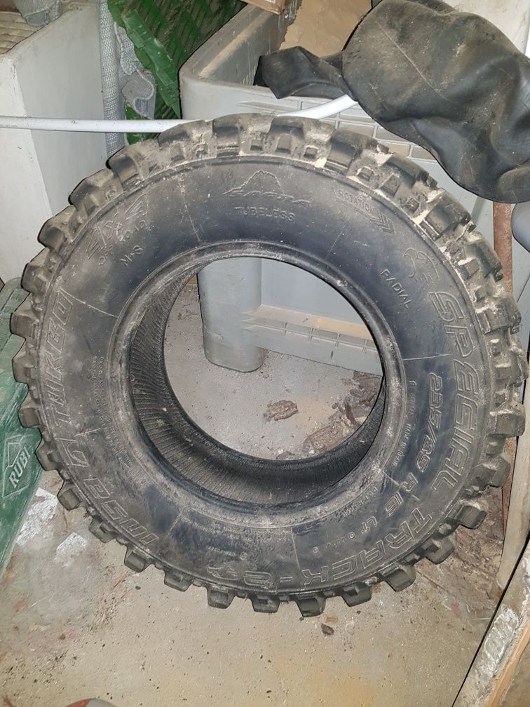 Pneus 235/85 R 16