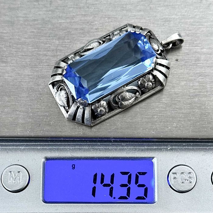 Srebrna przywieszka z Akwamarynem z około 1900r. srebro próby 835