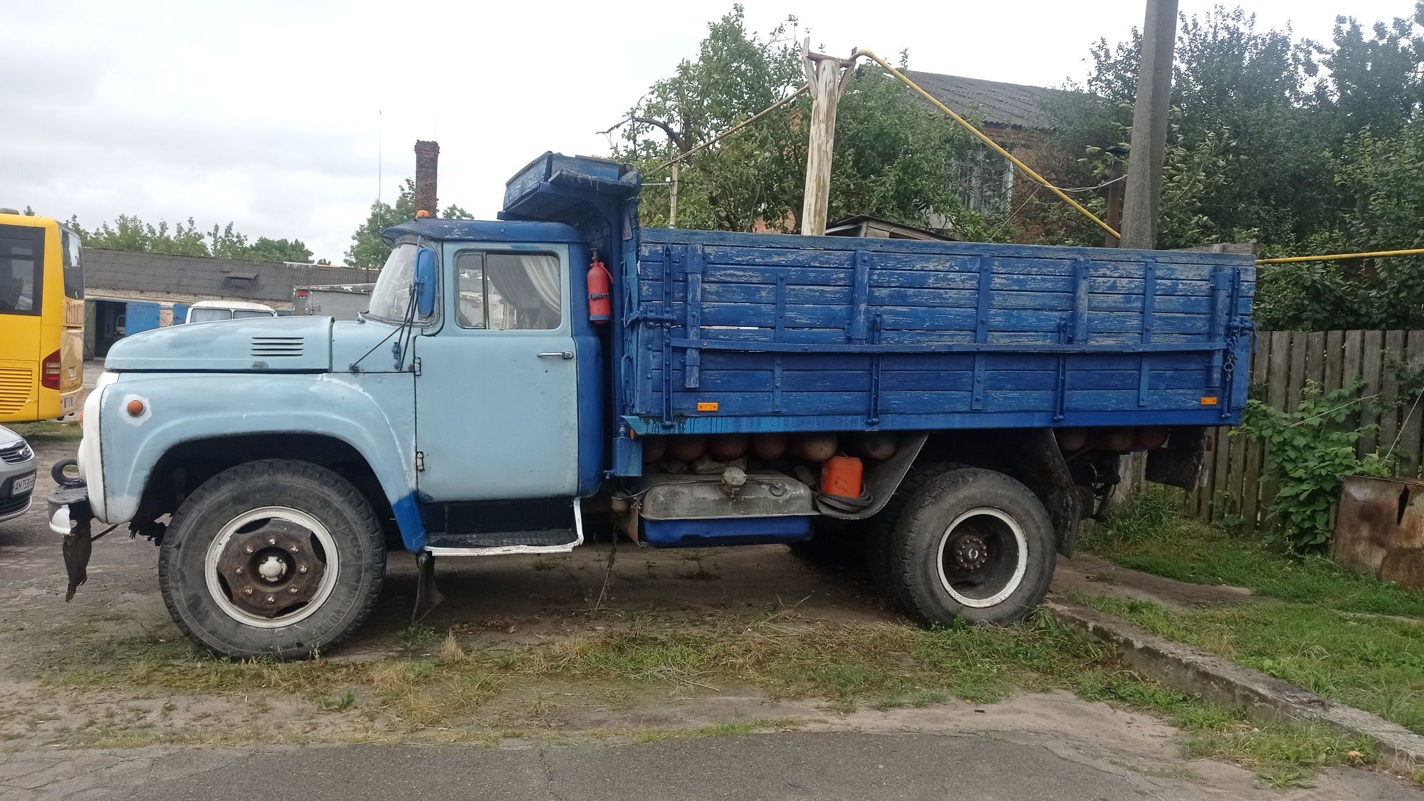 ЗІЛ 130 на ходу на хорошій резині
