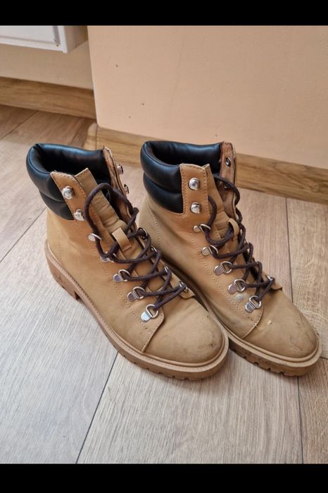 Wiosenne traperki roz.37 beżowe sznurowane