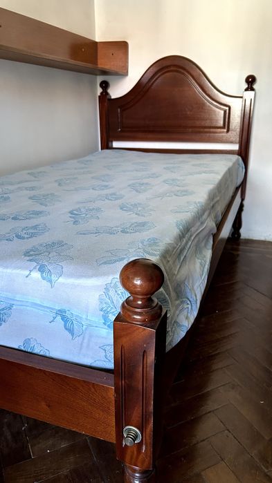 Cama de solteiro em madeira