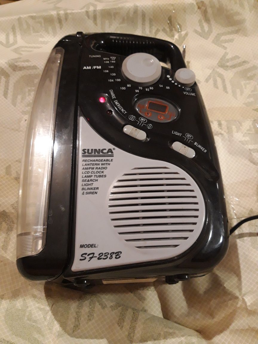 Дорожное радио SUNCA чёрное с фонариком на аккумуляторах от сети больш
