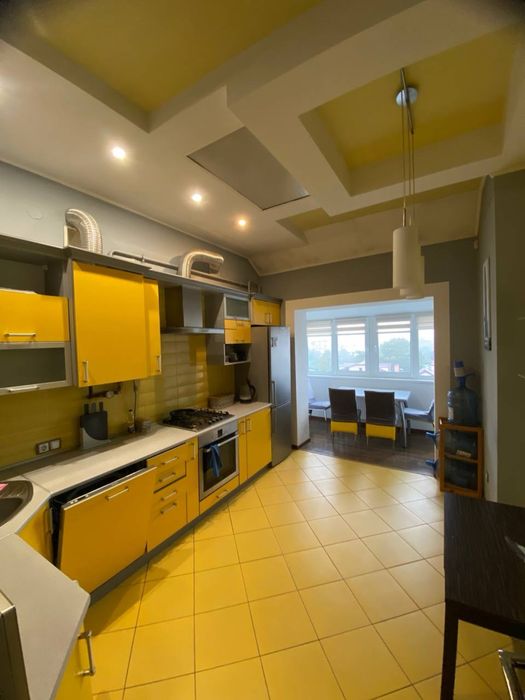 Продаж 3 кімнатна квартира з ремонтом і паркінгом вул. Ромашкова Сихів