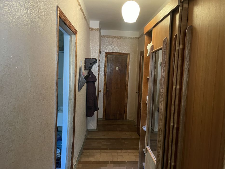 Продаж цегляного будинку, у центрі Хотова