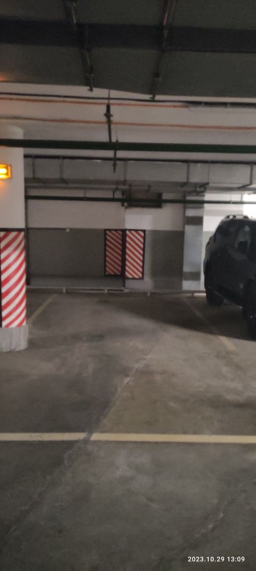 Здається паркінг в ТРЦ " Комод" біля метро Лівобережна