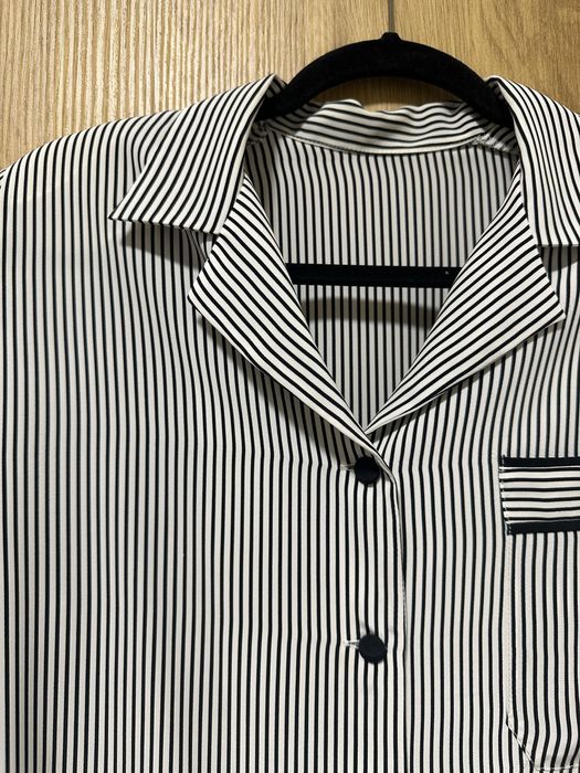 Camisa preta e branca às riscas