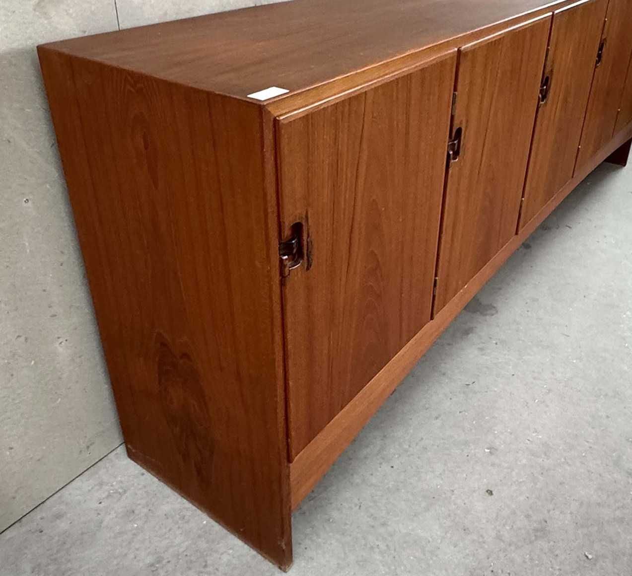 Oryginalny sideboard projektu Harry’ego Ostergaarda
