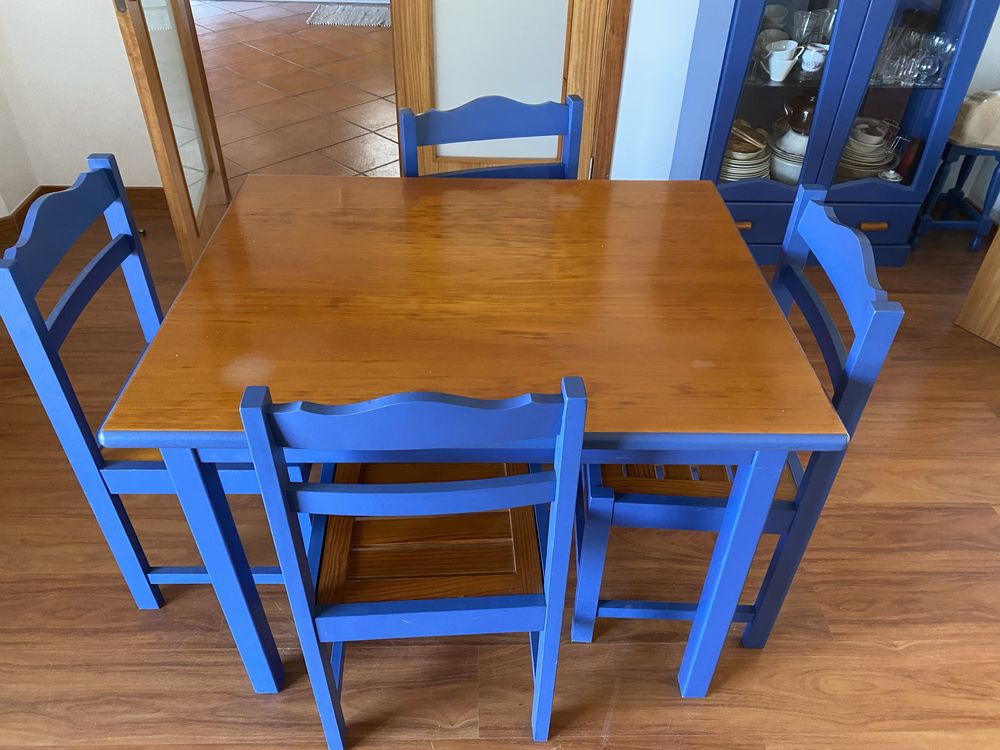 Conjunto de mesa e 4 cadeiras em madeira