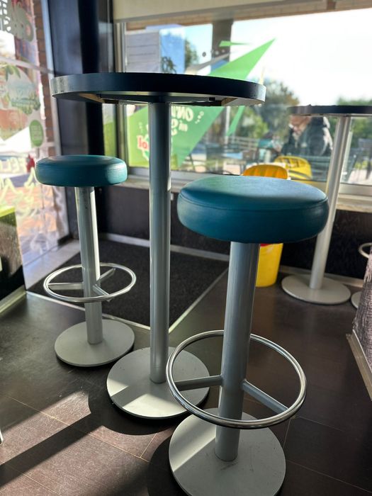 2 mesas e 4 cadeiras