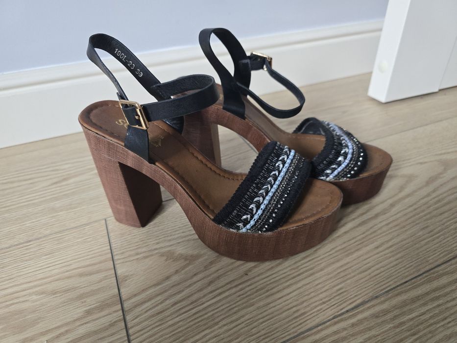 Босоножки черные летние на платформе SOPRA 39р