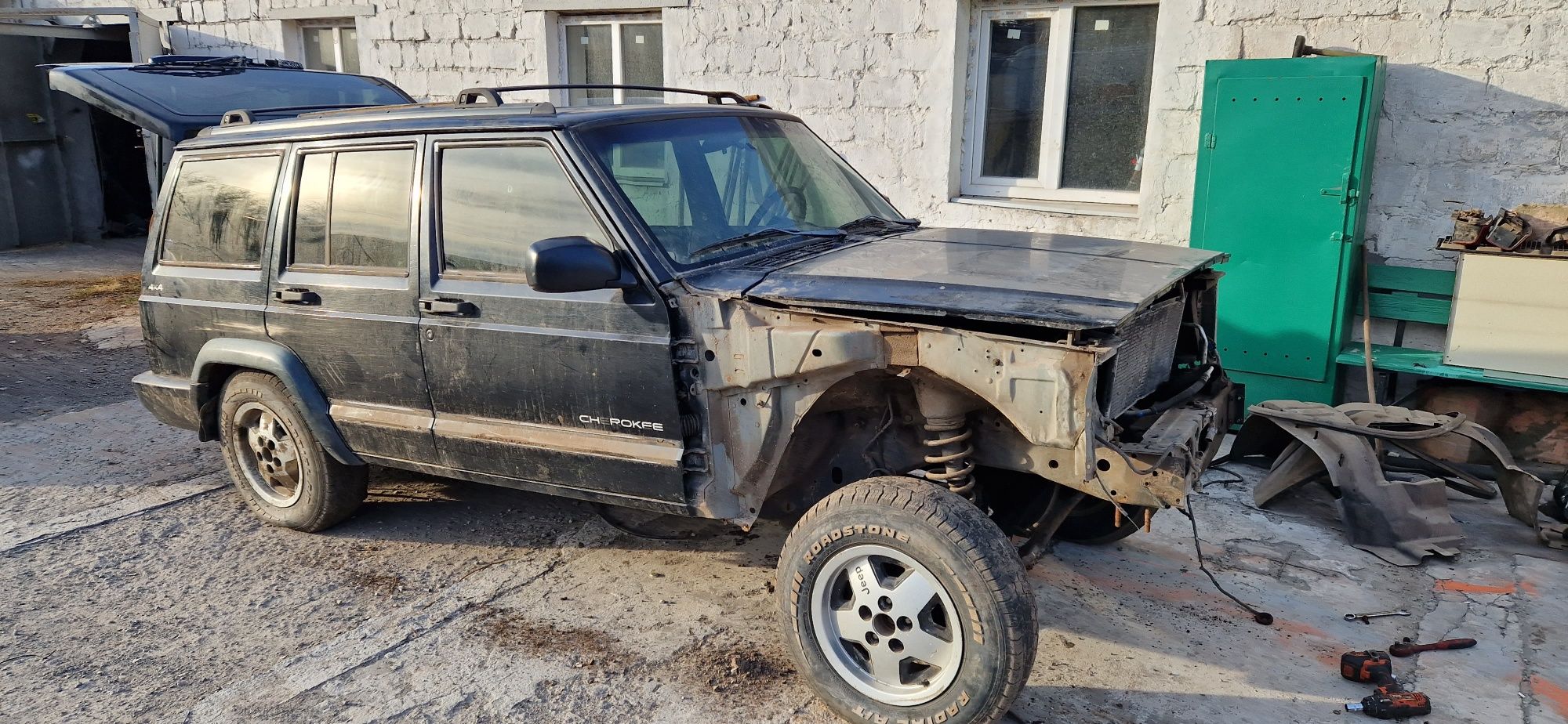 Jeep xj продам по запчастям