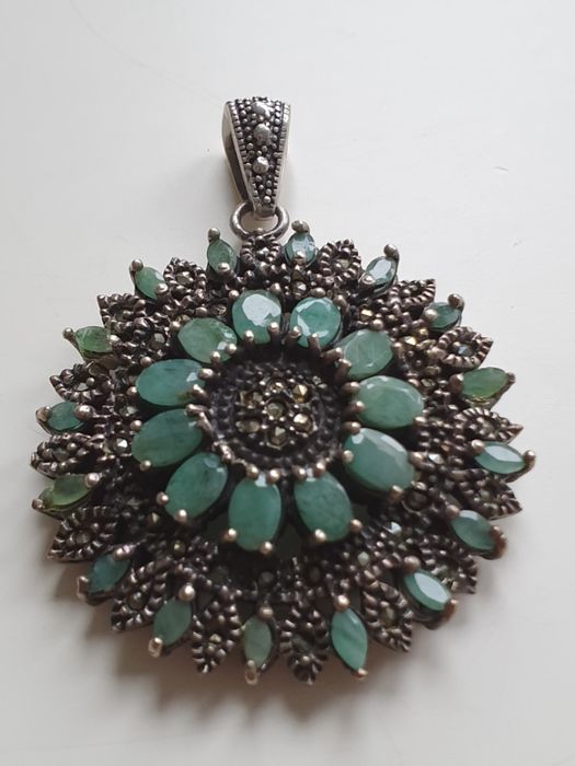 Pendente em prata, marcasites e esmeraldas