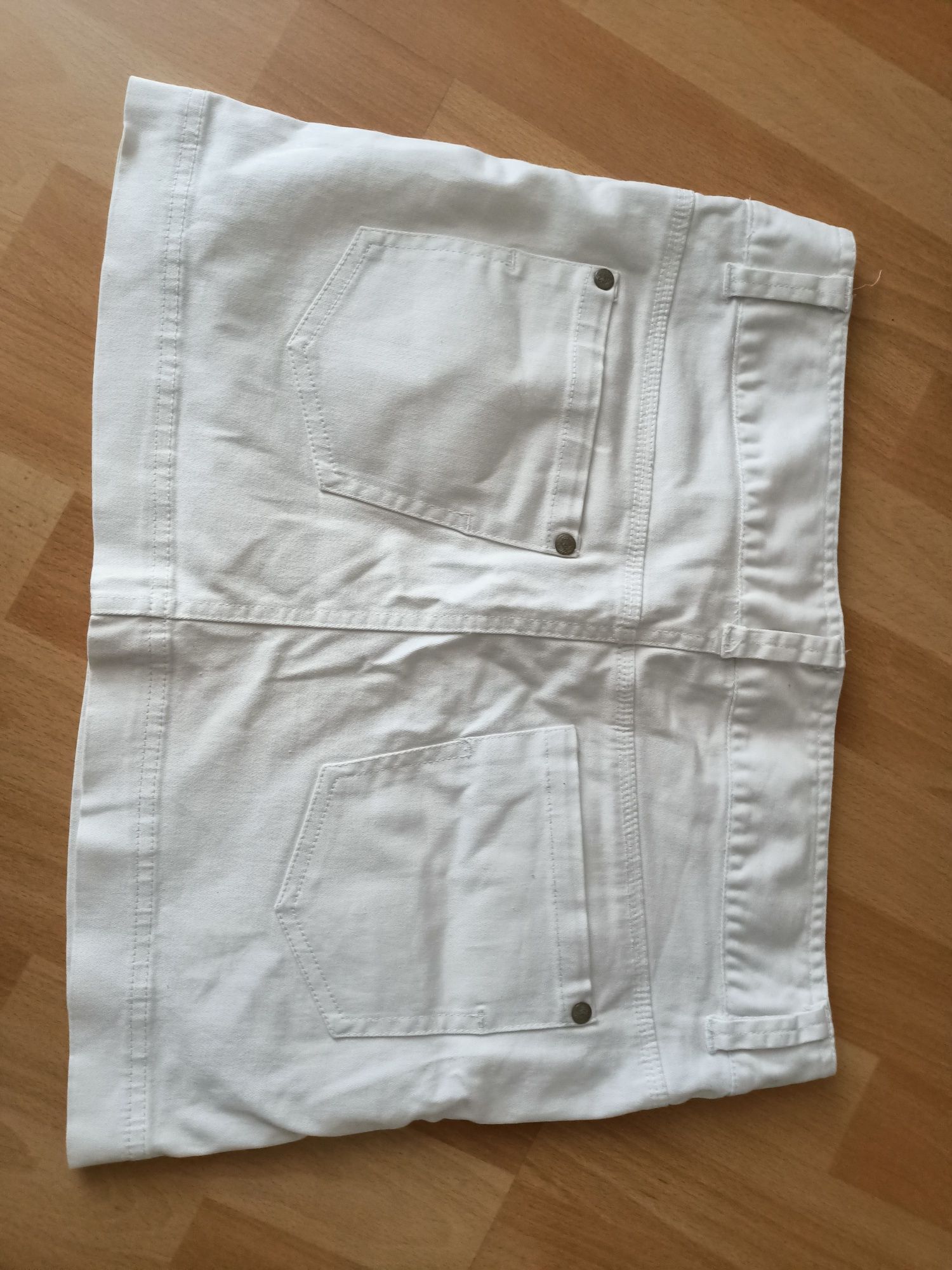 Biała spódnica jeansowa