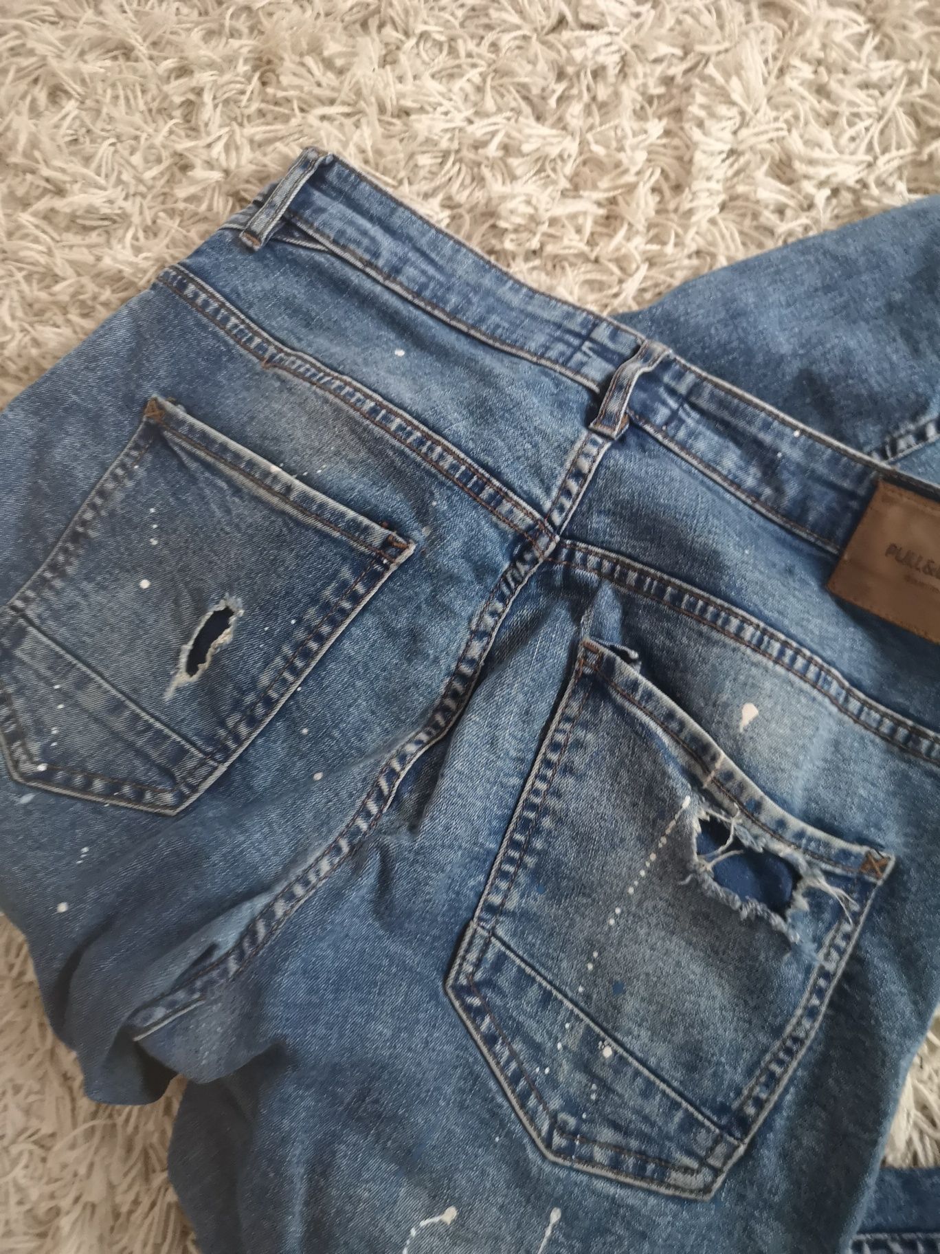 Spodnie dżinsowe z przetarciami jeansy z rozdarciami damskie Pull Bear