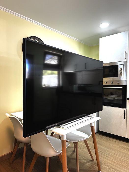 Televisão Toshiba 65" com Soundbar e Box Xiaomi